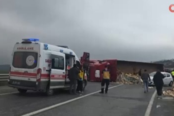 Bursa'da feci kaza! Tır devrildi