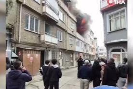 Bursa'da binanın çatısı alevlere teslim oldu