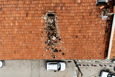 Çürüyen baca otomobilin üzerine yıkıldı