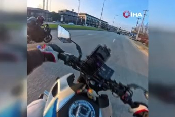 Bir anda şerit değiştirdi, motosikletler çarpıştı