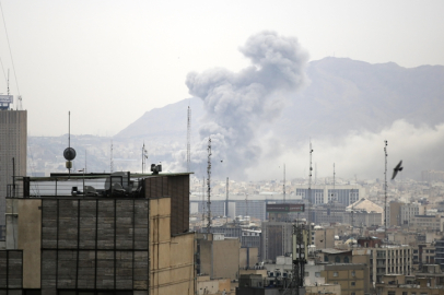 İsrail, Tahran'da hava savunma sistemleri ve balistik füze tesislerini hedef aldığını öne sürdü