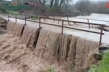Bursa'da yağış alarmı! Dere taştı yol kapandı