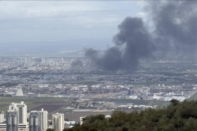 İran ve Hizbullah'ın eş zamanlı misillemesi sonrası Hayfa'daki petrol rafinerisinden dumanlar yükseliyor
