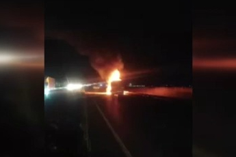 Seyir halindeki tır alevlere teslim oldu!