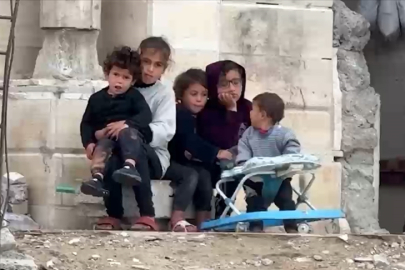 Yerinden edilen Filistinliler İsrail saldırısında harabeye dönen camide yaşam mücadelesi veriyor