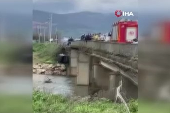 Bursa'da 3 araç birbirine girdi, 1'i dereye uçtu