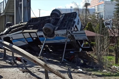 Kahramankazan'da özel halk otobüsü üst geçidin ayağına çarptı, 5 kişi öldü, 14 kişi yaralandı