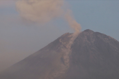 Endonezya'daki Semeru Yanardağı'nda 4 patlama meydana geldi