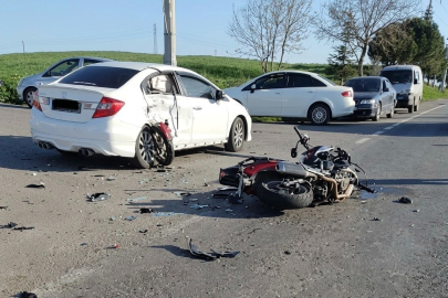 Motosiklet otomobile ok gibi saplandı