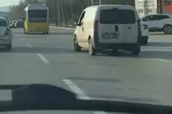 Peş peşe makas attı, trafiği tehlikeye düşürdü