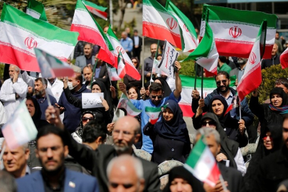 Tahran'da doktorlar, ABD ve İsrail'in sağlık merkezlerini hedef alan saldırılarını protesto etti