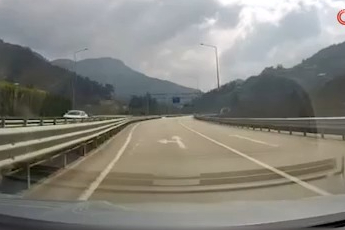 Ters yönden gelen araç faciayı böyle teğet geçti