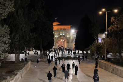 İsrail'in savaş bahanesiyle kapattığı Mescid-i Aksa 41 gün sonra ibadete açıldı