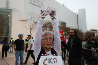 Tel Aviv'de İsrailli bir grup savaş karşıtı protesto düzenledi
