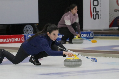 Dünya Şampiyonası'nda beşinci olan curlingciler, ilki başarmanın mutluluğunu yaşıyor