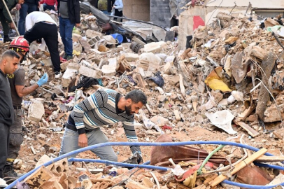 İsrail'in Lübnan'a saldırısında 3 yakını ölen Abbud, günlerdir kardeşinin enkaz altından çıkarılmasını bekliyor