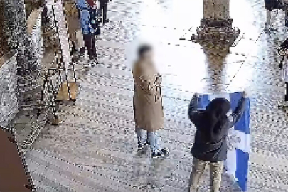 Ayasofya'da dini ve ideolojik içerik taşıyan sembolik bayrak açan 2 şüpheli tutuklandı