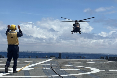 Türk helikopterlerinden Somali açıklarında gemi iniş-kalkış eğitimi