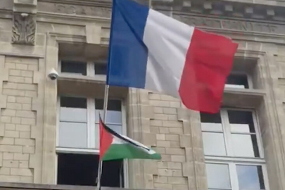 Fransa’da bir belediye, siyonizm tasarısına tepki olarak belediye binasına Filistin bayrağı astı