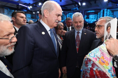 İran heyeti, PAB 152'nci Genel Kurulu'na İran'daki okul katliamında ölen bir öğrencinin kanlı sırt çantasıyla katıldı