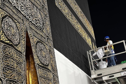 Kabe'nin örtüsü, her yıl hac mevsiminde yapılan uygulama kapsamında 3 metre yukarı kaldırıldı