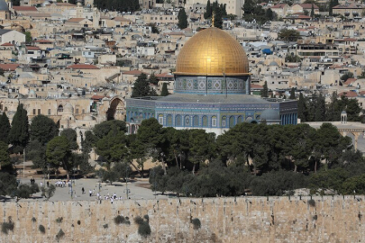 Filistin topraklarını gasbeden İsrailliler, Mescid-i Aksa'ya baskın düzenledi