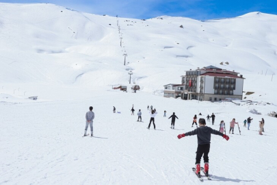 Hakkari'deki kayak merkezinde baharda da kayak keyfi yaşanıyor