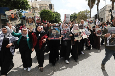 İşgal altındaki Batı Şeria'da Filistinli Esirler Günü dolayısıyla yürüyüş düzenlendi