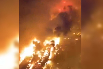 Malezya'da yüzen kasabada çıkan yangın sonucu yaklaşık 1000 ev yok oldu