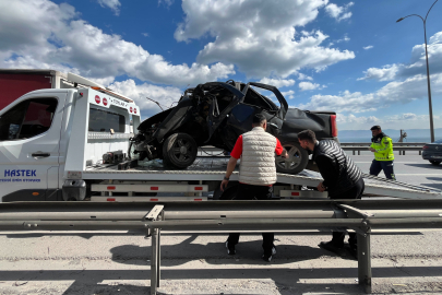 TEM’de otomobil yön levhasına saplandı: 1 kişi yaralandı