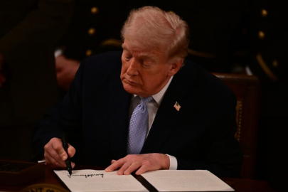 Trump, istihbarata "yetkisiz dinleme" imkanı veren yasadaki maddenin geçerlilik süresinin uzatılmasını onayladı