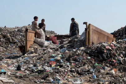 Gazzeli çocuklar, depoladıkları çadırların depolama çöp yığınları arasında büyüyorlar