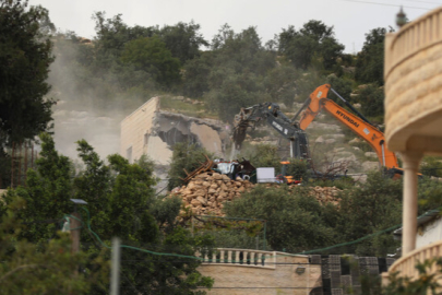 İsrail ordusu Batı Şeria'da 10 Filistinlinin barındığı iki katlı bir evi yıktı