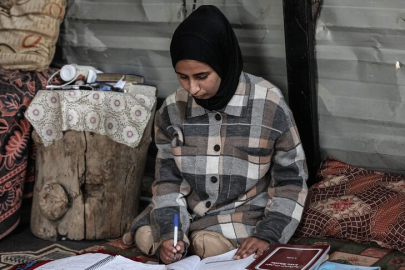 İsrail saldırısında ailesini ve bacaklarını kaybeden Gazzeli genç kız, tedavi ve mezun olmayı umuyor