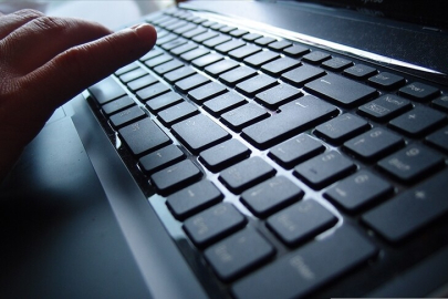 İzmir'de eğitim kurumlarını hedef alan paylaşımlara ilişkin 30 kişi yakalandı