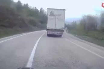 Bursa'da virajı alamayan tır devrildi