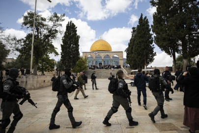 Filistin topraklarını gasbeden İsrailliler polis korumasında Mescid-i Aksa'ya baskın düzenledi