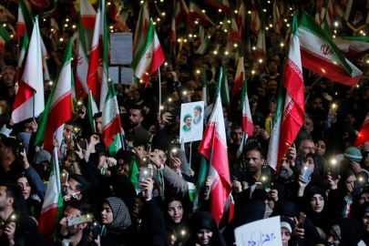 İran'ın başkenti Tahran'da binlerce kişi ABD ve İsrail'i "füzeler eşliğinde" protesto etti