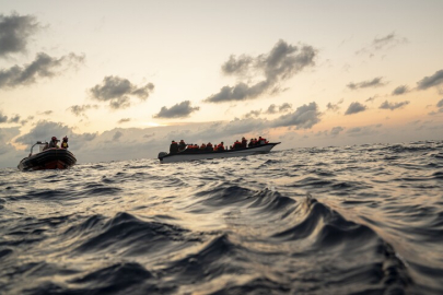 Libya’nın doğu açıklarında zor durumdaki 404 düzensiz göçmen kurtarıldı