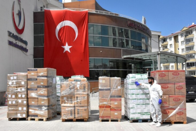 Türkiye'den İran'a tıbbi malzeme taşıyan 6 yardım tırı Van'dan yola çıktı