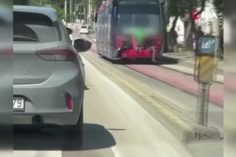 Tramvayın arkasına tutunan çocuklar yürekleri ağza getirdi