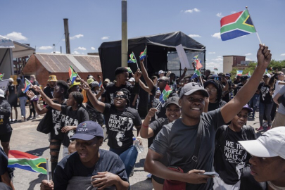Güney Afrikalılar, apartheid rejiminden demokrasiye geçişin 32. yıl dönümünü kutluyor