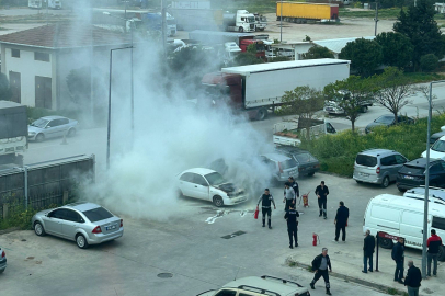 Hastane otoparkında park halindeki araç yandı