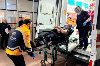 Kontrolü kaybeden kamyonet orta refüje savruldu: 1 yaralı