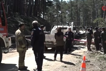 Kesilen ağaç seyir halindeki kamyonetin üzerine devrildi: 1 ölü