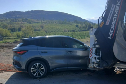 Otomobil iş makinasına çarptı: 1 yaralı