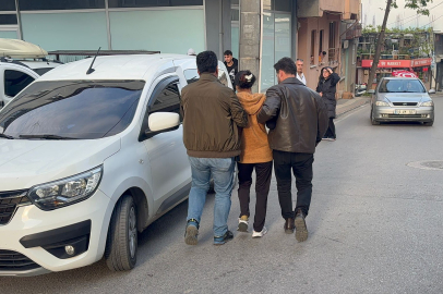 ''Bu araç benim'' diyerek hırsızlık için girdiği araçtan inmeyen kadın tutuklandı
