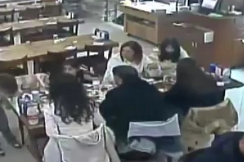 Nefes borusuna yemek kaçan küçük kızı restoran çalışanı kurtardı