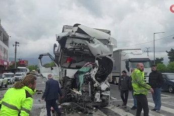 Tır ışıklarda duran tankere çarptı: 1 ölü