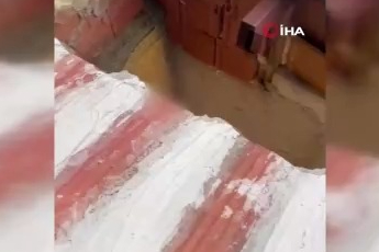 Çatıya saklanan firari, polisi izlerken yakalandı